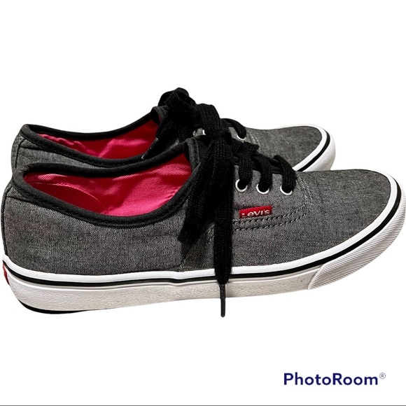 Levi's Shoes - Levi’s Womens Low Top Trainer Canvas Sneakers! Size 8